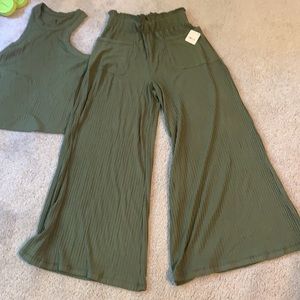Free people wide legs pants.NWT TOP IN CLOSET